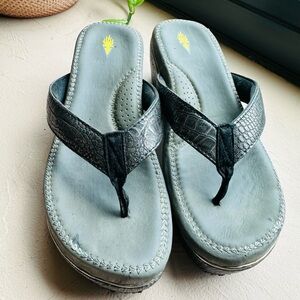 Volatile Abigail Gunmetal Thong Flip-Flop Shoes Alligator Croc Style Size 9